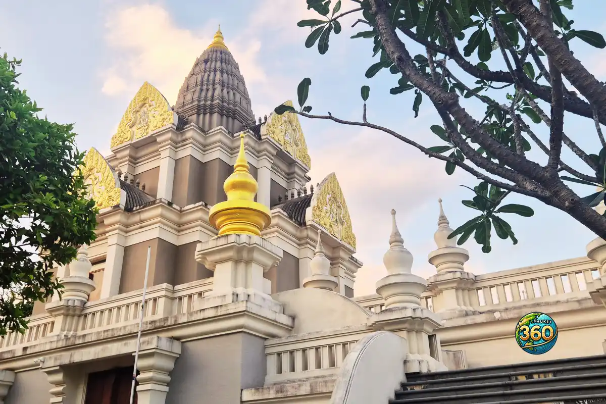 Détails architecturaux blancs et dorés autour du grand chedi du Wat Chalong à Phuket
