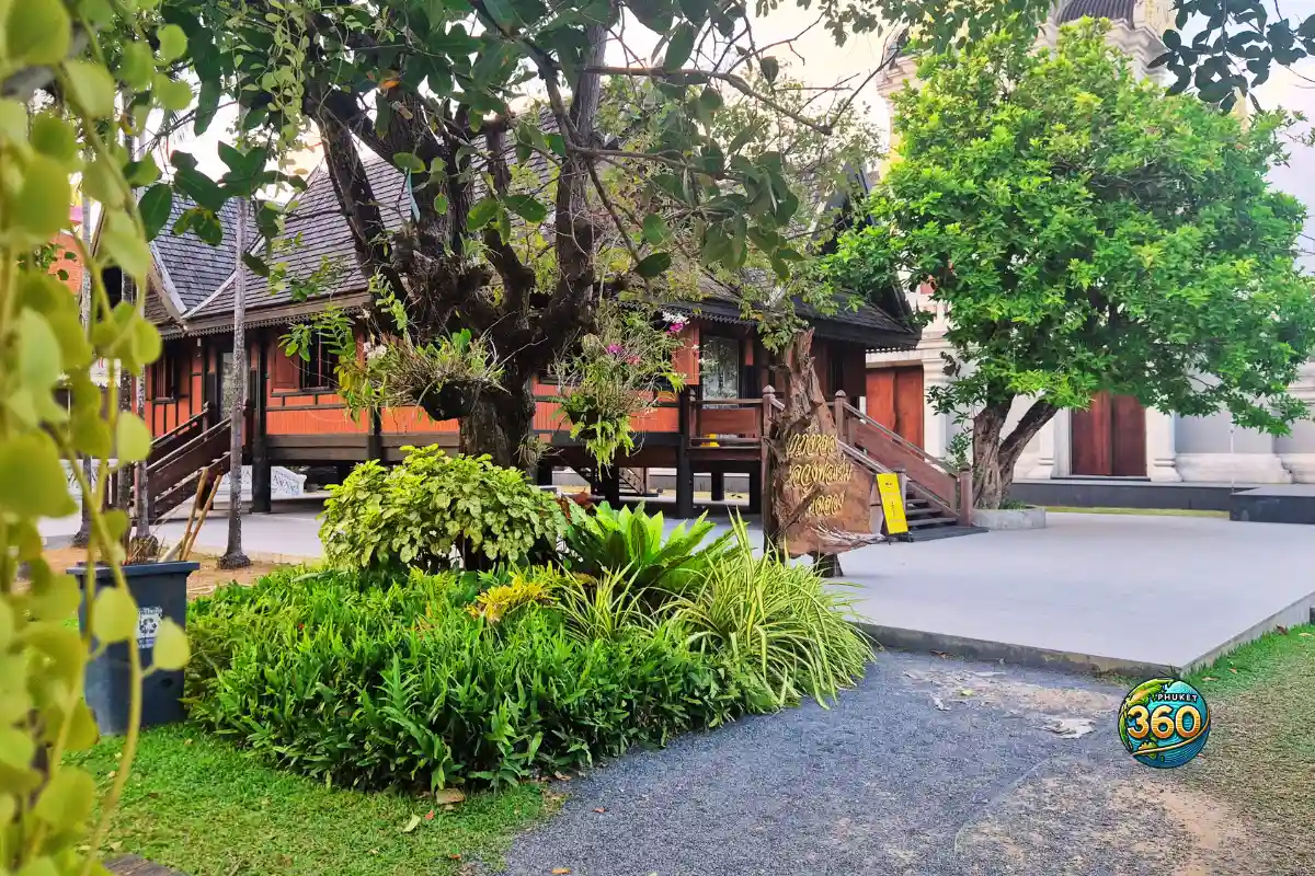 Bâtiment traditionnel en bois dans l’enceinte du temple Wat Chalong à Phuket