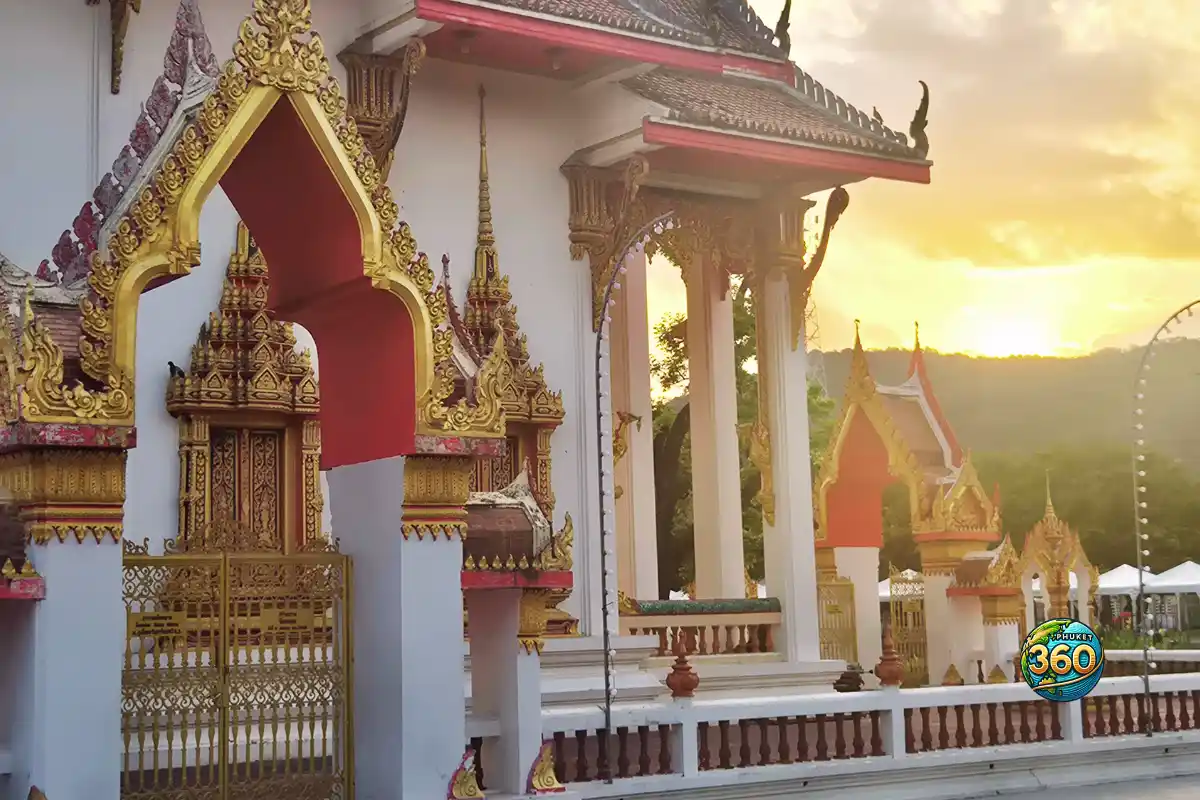 Bâtiment du Wat Chalong à Phuket illuminé par la lumière dorée du coucher de soleil