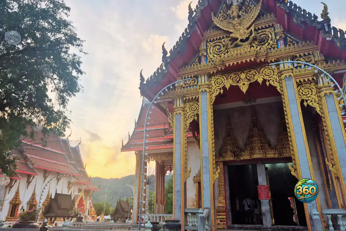 Façade dorée du Wat Chalong à Phuket au coucher de soleil avec lumière chaude et ciel coloré