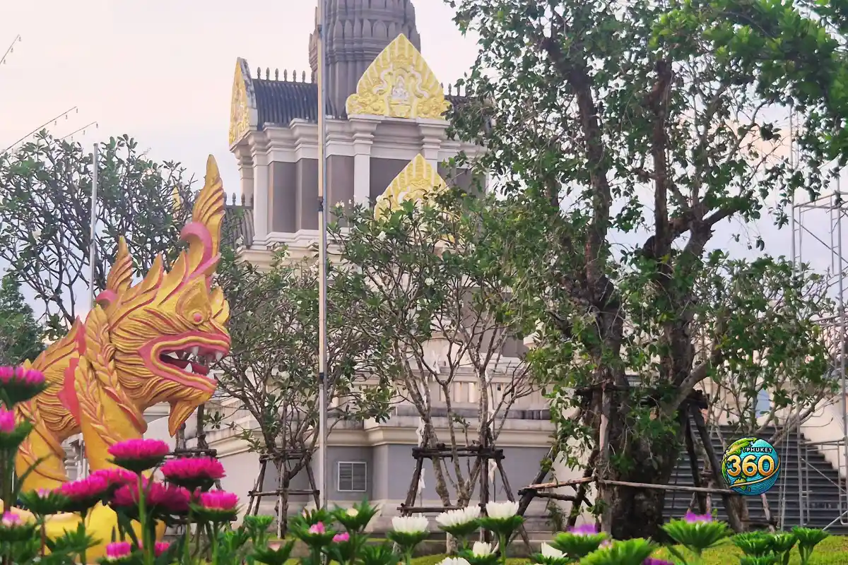 Dragon doré et jardin fleuri devant le grand chedi du Wat Chalong à Phuket