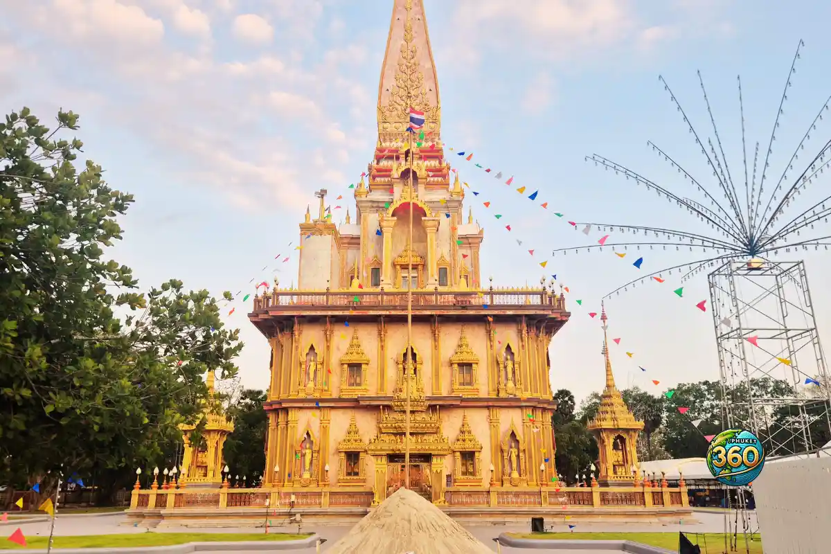 Façade richement décorée et dorée du Wat Chalong à Phuket avec sculptures traditionnelles thaïlandaises