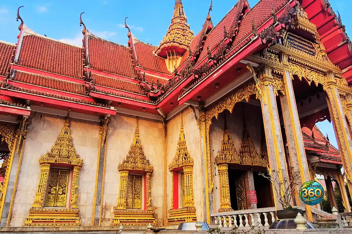 Façade rouge et dorée du Wat Chalong à Phuket avec ornements traditionnels thaïlandais