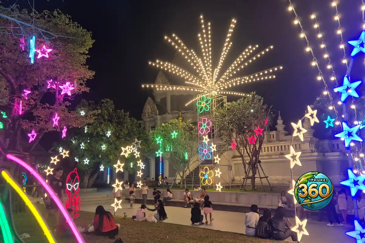 Décorations lumineuses colorées dans le jardin du temple Wat Chalong pendant la fête annuelle