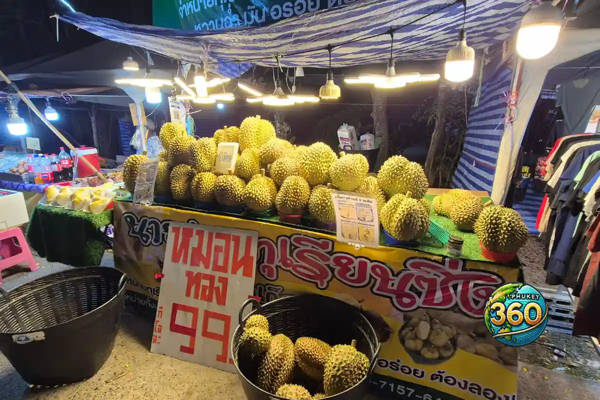 Stand de durians frais vendus au marché nocturne de la foire de Wat Chalong à Phuket