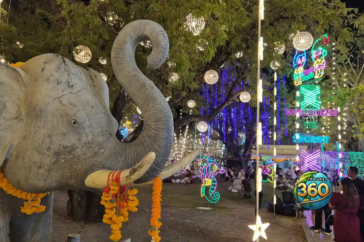 Statue d’éléphant ornée de guirlandes lumineuses pendant la foire de Wat Chalong à Phuket