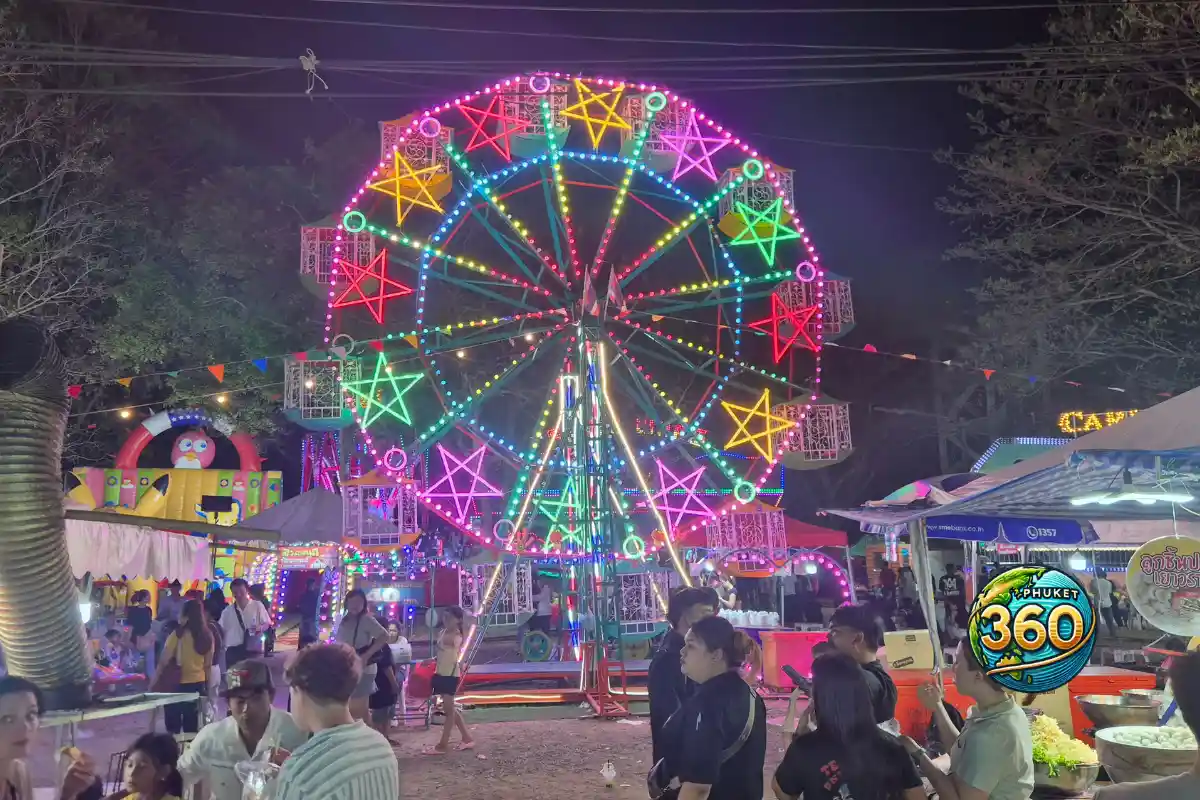 Grande roue colorée illuminée pendant la fête annuelle de Wat Chalong à Phuket
