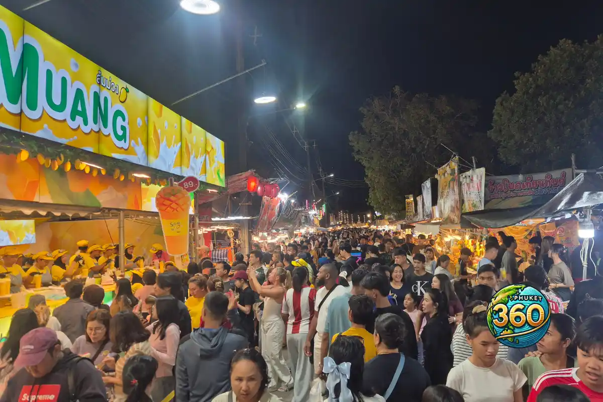 Foule dense dans le marché nocturne de la foire annuelle de Wat Chalong 2026 à Phuket avec stands de street food éclairés