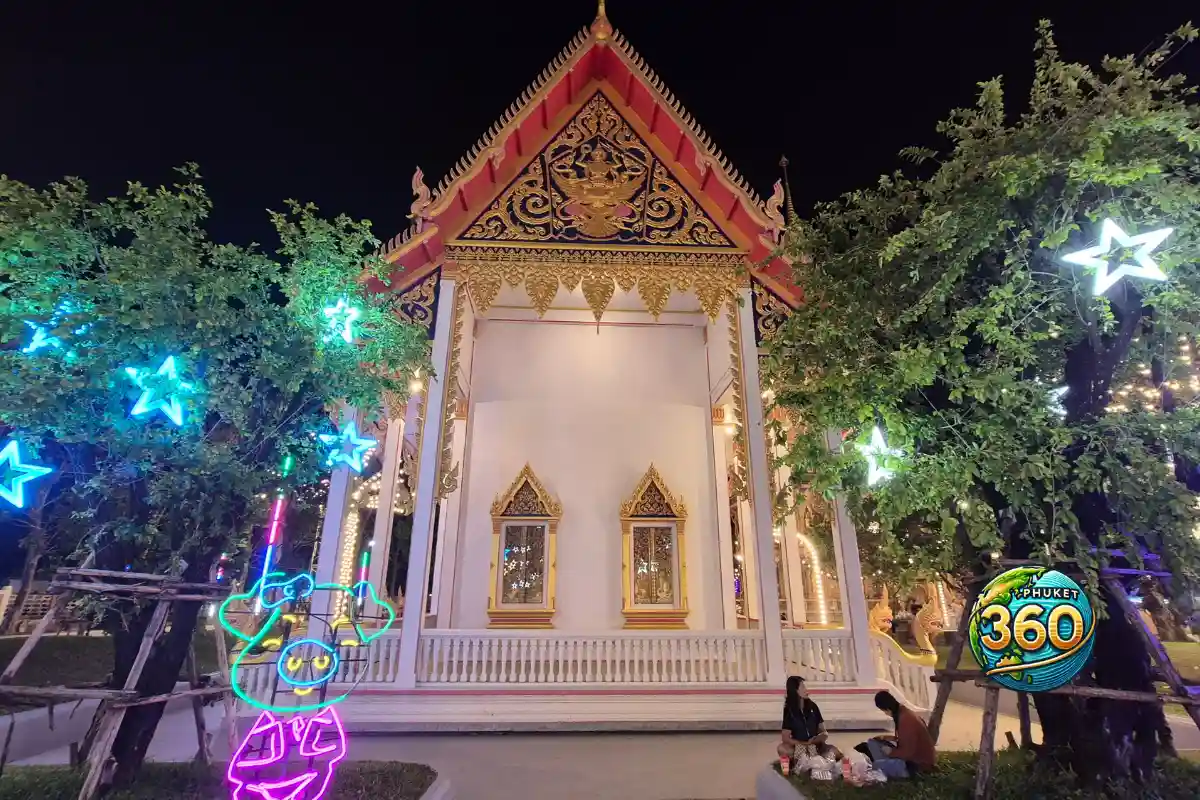 Petit pavillon du temple Wat Chalong décoré de lumières et néons colorés pendant la foire