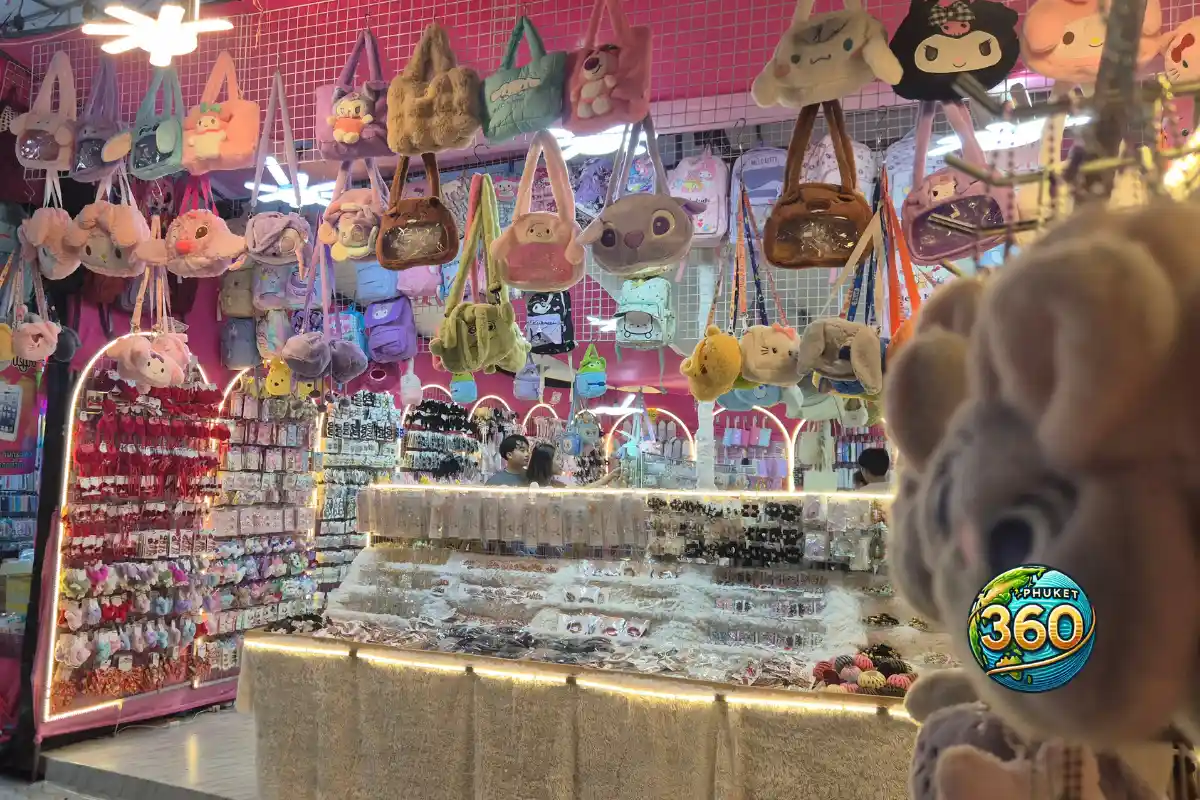 Stand d’accessoires et sacs colorés dans le marché nocturne de la foire de Wat Chalong