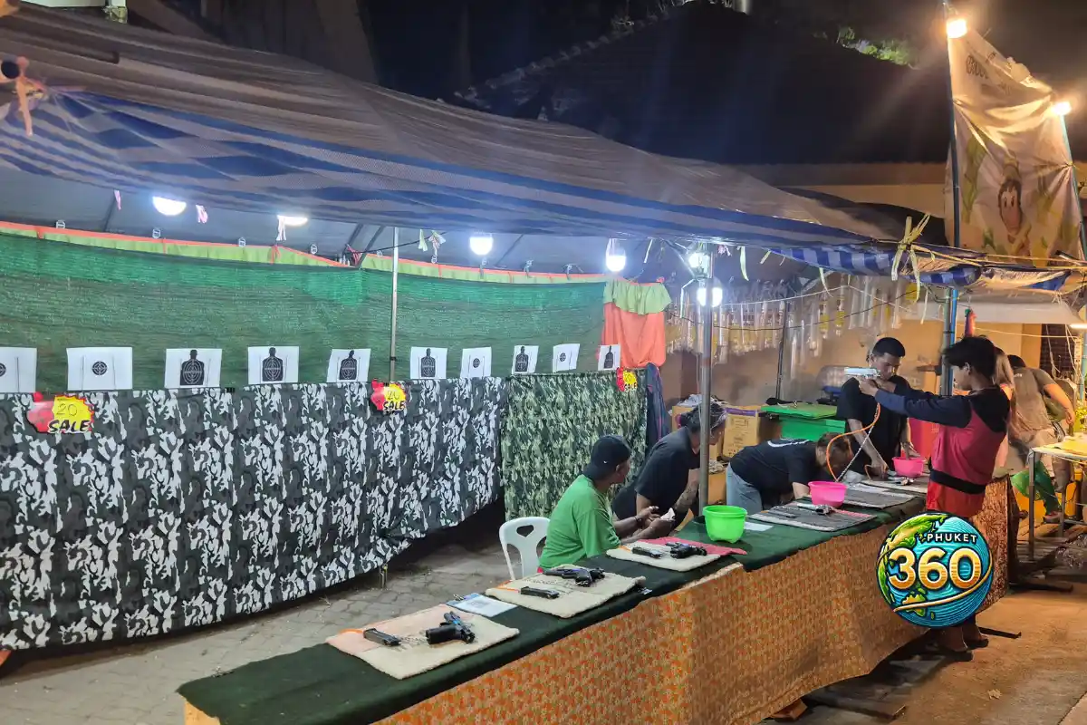 Stand de jeu de tir avec cibles dans la fête foraine de Wat Chalong à Phuket