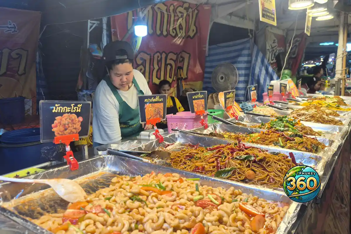 Stand de nouilles et plats thaï dans le marché nocturne de la foire de Wat Chalong à Phuket