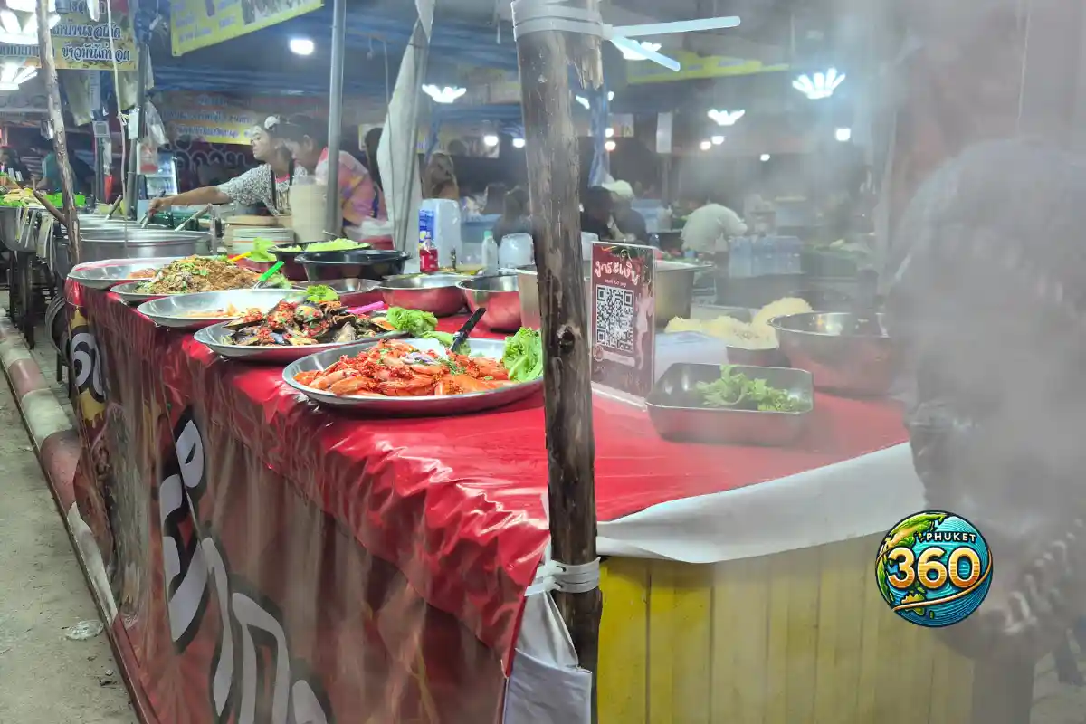 Stand de cuisine thaï traditionnelle avec plats préparés pendant la foire de Wat Chalong à Phuket