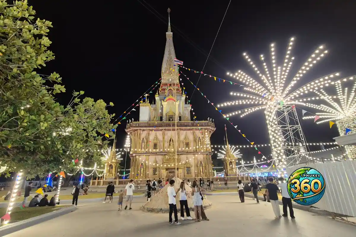 Temple Wat Chalong décoré de lumières pendant la foire annuelle à Phuket