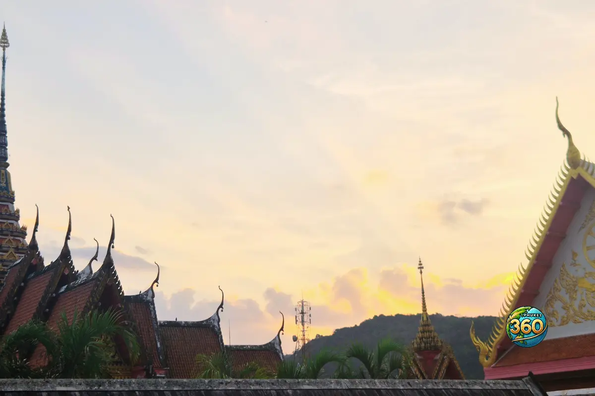 Toits traditionnels et chedi du Wat Chalong à Phuket au coucher du soleil avec ciel doré en arrière-plan