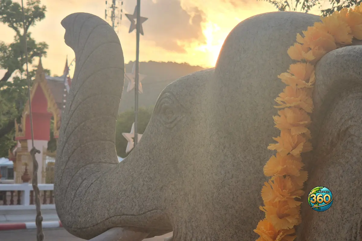 Statue d’éléphant avec guirlande de fleurs au Wat Chalong à Phuket au coucher du soleil