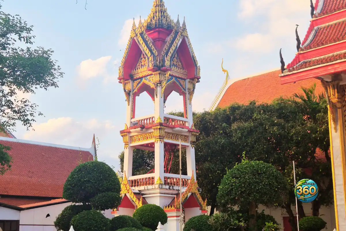 Tour blanche et dorée dans l’enceinte du Wat Chalong à Phuket