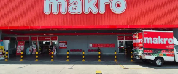 Makro (et Makro Food Service à Karon, Phuket Town, etc.) vise la restauration/hôtellerie : gros volumes, produits frais à forte rotation (viandes, poissons, légumes), surgelés, laits, fromages, pâtisserie…