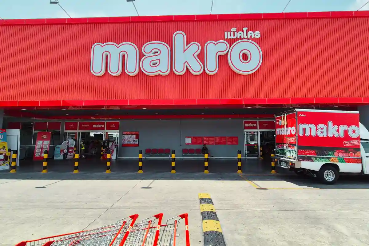 Makro (et Makro Food Service à Karon, Phuket Town, etc.) vise la restauration/hôtellerie : gros volumes, produits frais à forte rotation (viandes, poissons, légumes), surgelés, laits, fromages, pâtisserie…