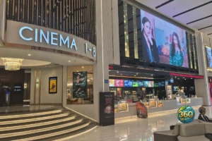 Entrée du complexe cinéma avec guichets et salles de projection à Central Phuket
