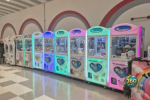 Rangée de machines à pinces lumineuses dans la zone jeux du centre commercial Central Phuket