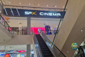 Escalator menant au SFX Cinema dans le centre commercial Central Phuket