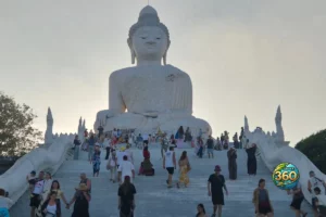 Visiteurs montant les escaliers vers la statue du Big Buddha de Phuket