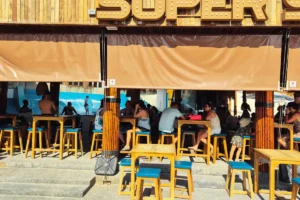 Bar Super Surf avec terrasse face à la plage de Kata à Phuket en Thaïlande
