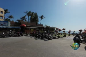 Scooters garés près de la plage et des restaurants à Kata Beach à Phuket