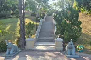 Escaliers qui mènent à la tour du Khao Khad viewpoint