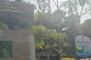 Panneau indiquant les horaires d’ouverture du Khao Khad Viewpoint à Phuket