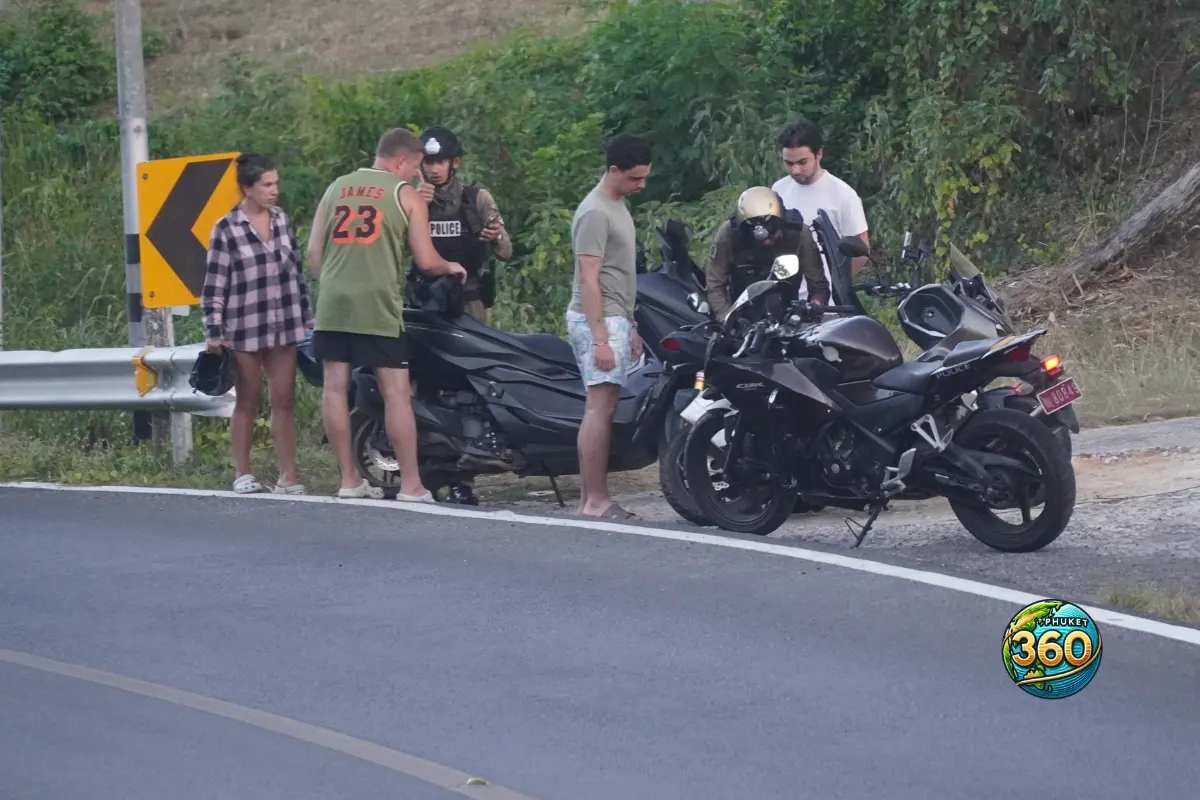 Touristes contrôlés par des policiers motards