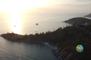 Vue aérienne de Promthep Cape Phuket avec falaises et mer au coucher du soleil