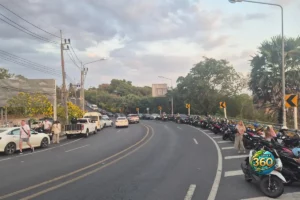 Scooters garés le long de la route à Promthep Cape Phuket quand le parking est plein