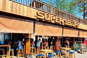 Restaurant Super Surf à Kata Beach avec terrasse et vue sur la mer à Phuket