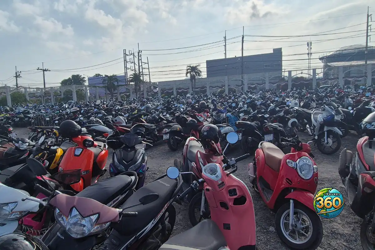 Exemple d'un parking pour deux roues complet à l'aéroport de Phuket