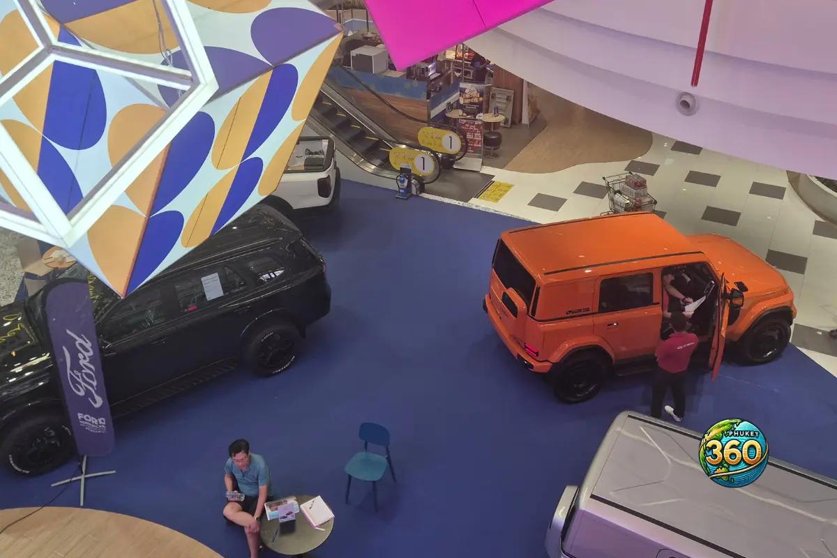 Vue du hall central avec exposition de voitures à Robinson Lifestyle Thalang à Phuket