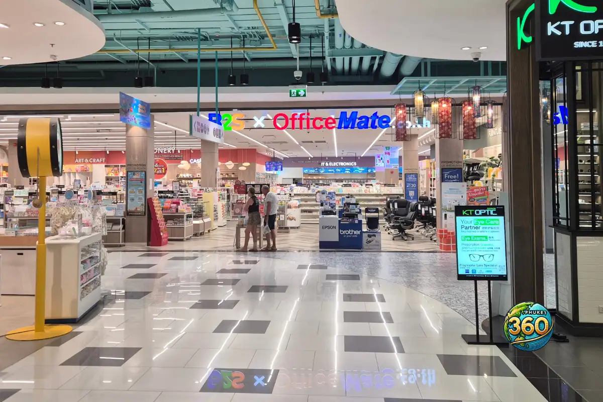 Vue de la galerie commerciale avec OfficeMate à Robinson Lifestyle Thalang à Phuket