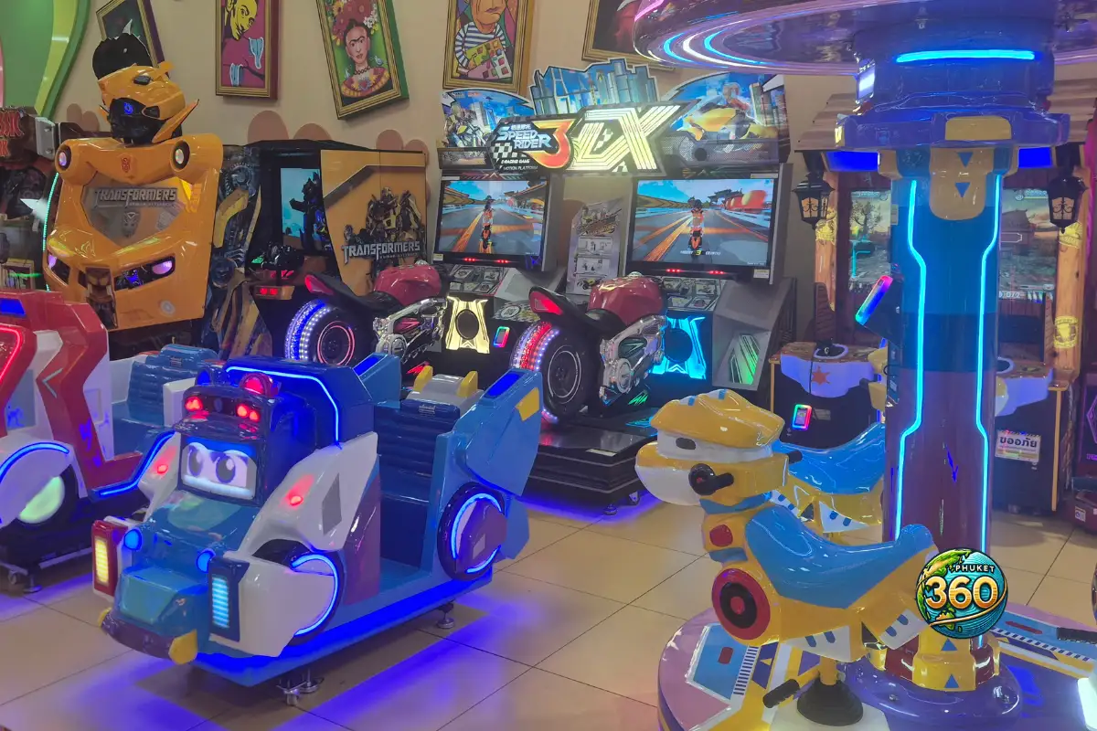 Salle d’arcade avec motos et manège à Robinson Lifestyle Thalang à Phuket