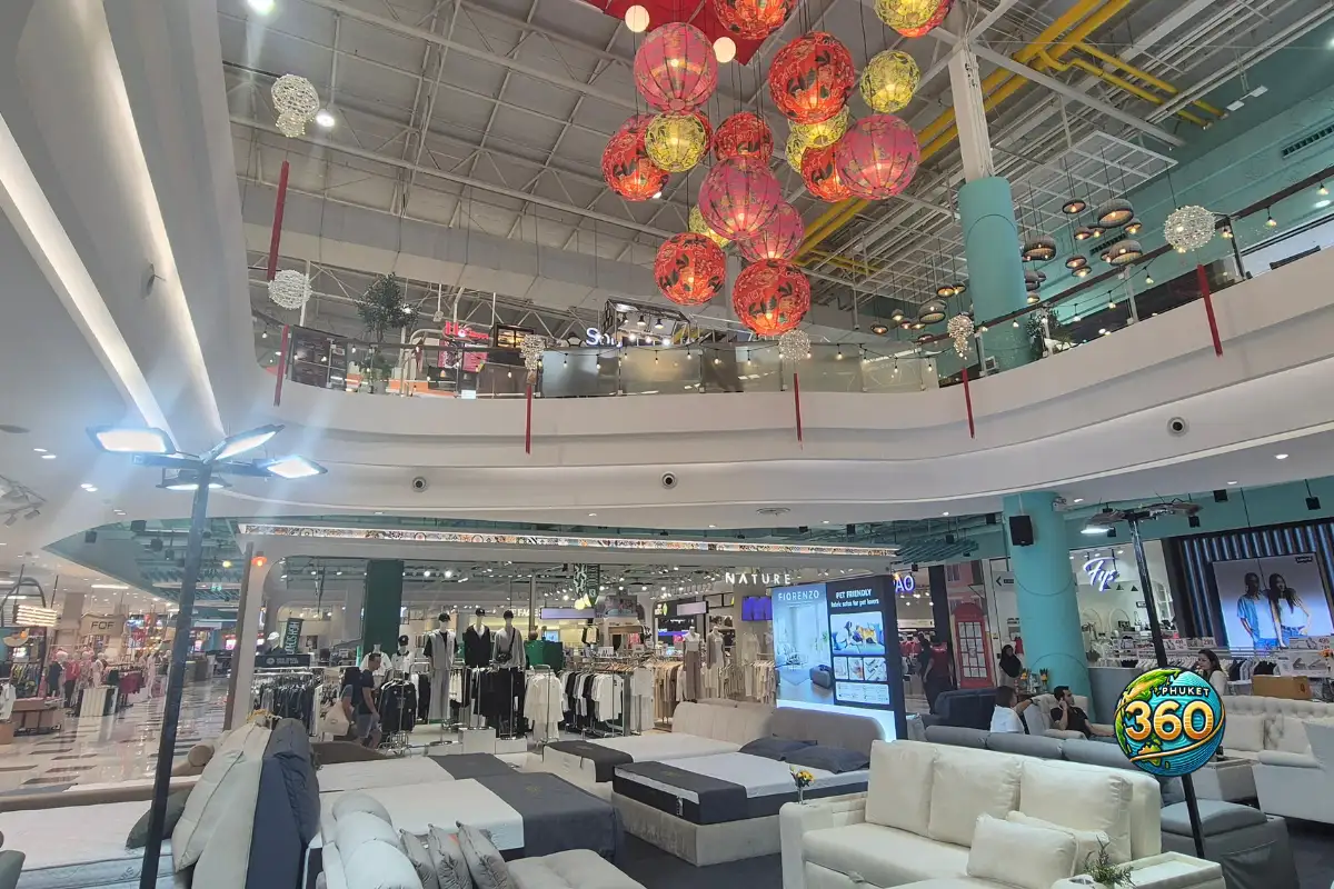 Vue intérieure avec mezzanine et espace mobilier à Robinson Lifestyle Thalang à Phuket