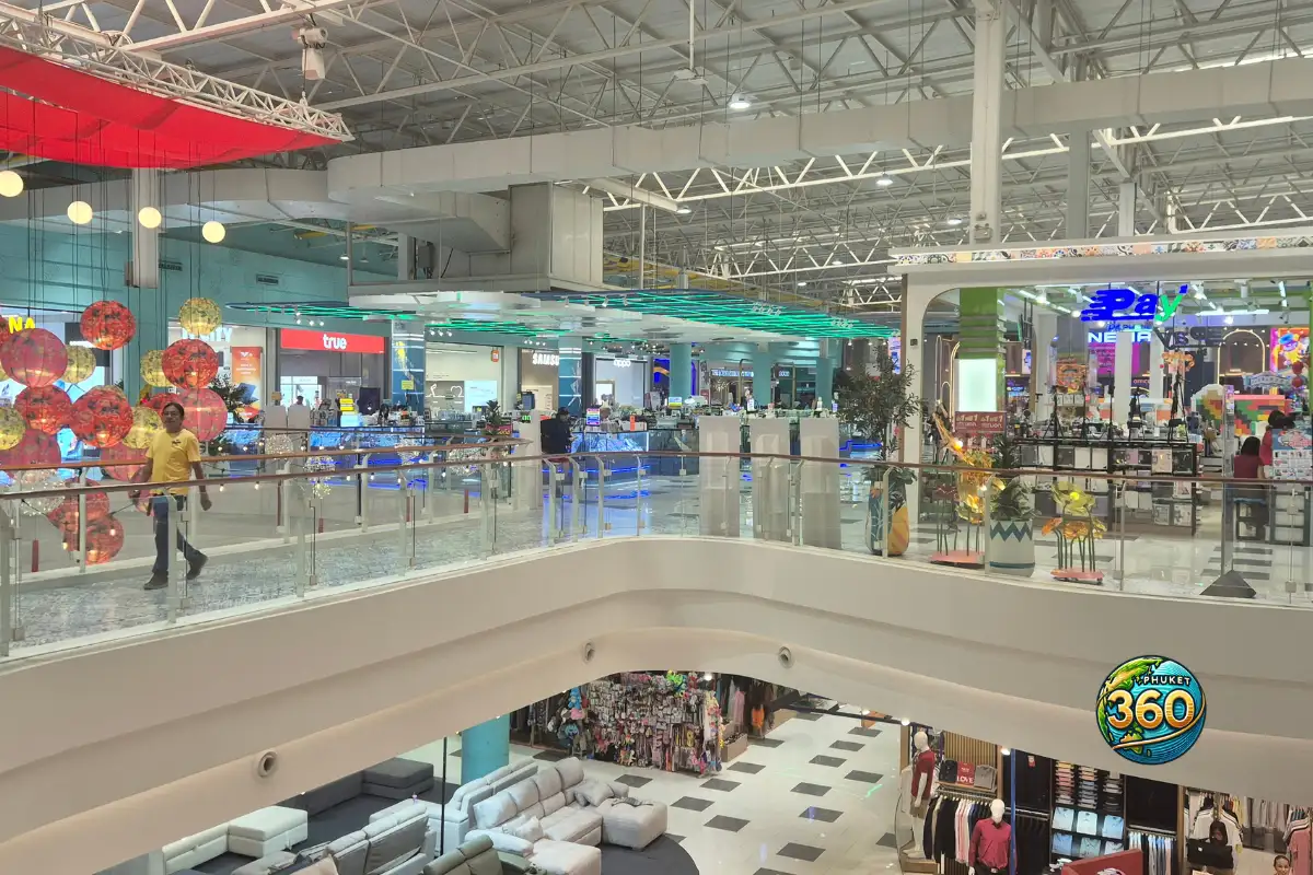 Vue intérieure sur plusieurs niveaux à Robinson Lifestyle Thalang à Phuket